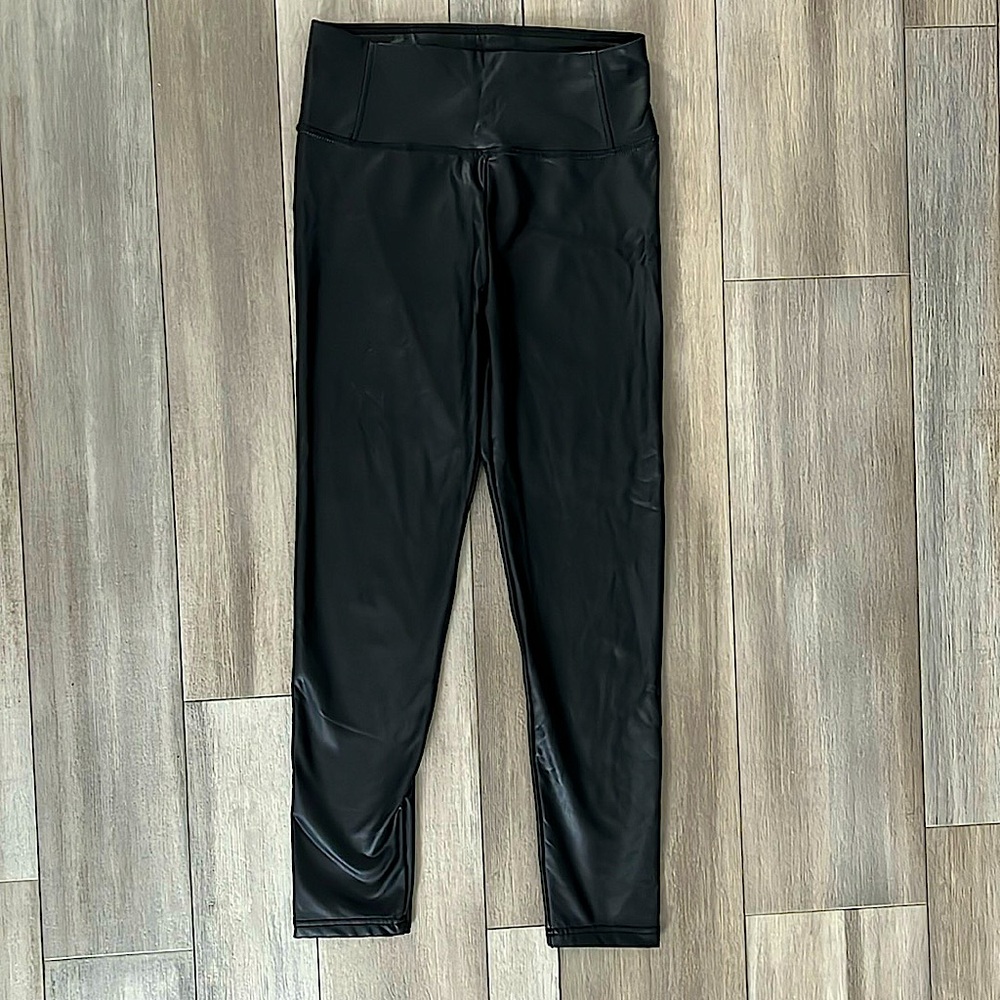 Faux leather leggings. Size:M